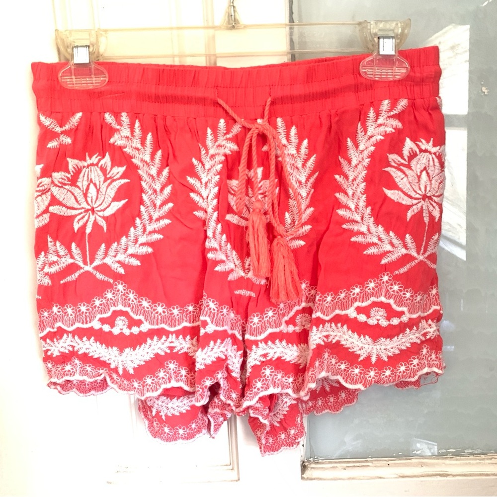 Solitaire Embroidered elastic waist coral shorts Small